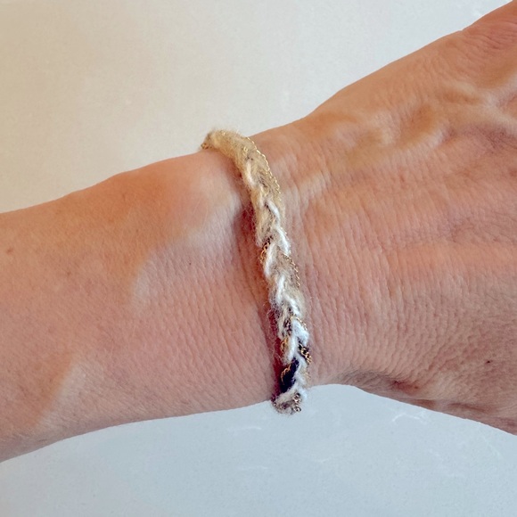 Braided grey to white string with interwoven chain tie bracelet - Picture 3 of 3